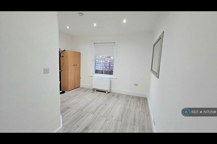 2 Bedroom Flat To Rent In Medlar Court, Slough, SL2