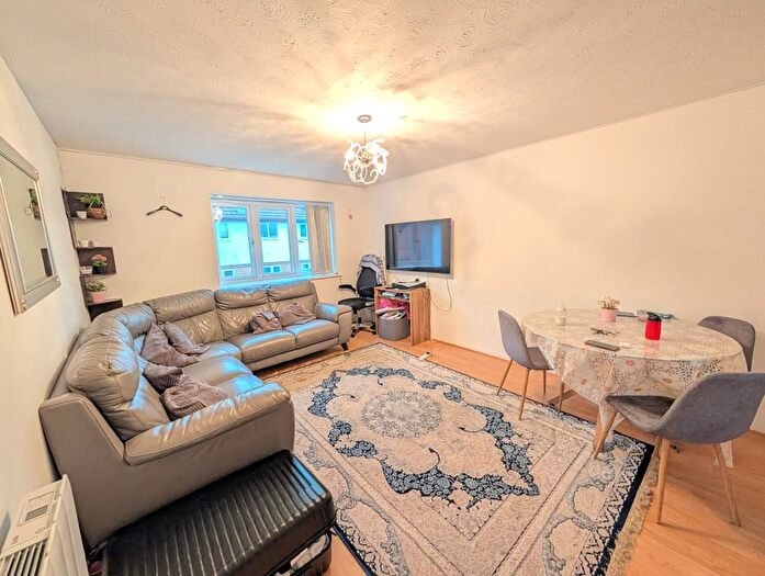 2 Bedroom Flat To Rent In Moray Cl, Edgware, HA8