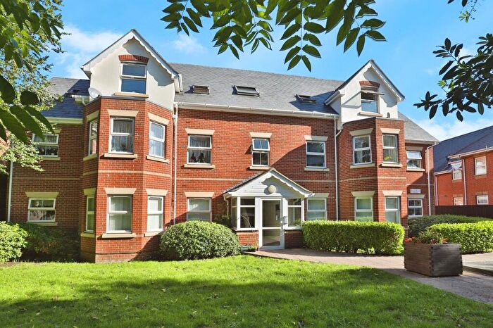 2 Bedroom Flat For Sale In Alton Road, Bournemouth, BH10