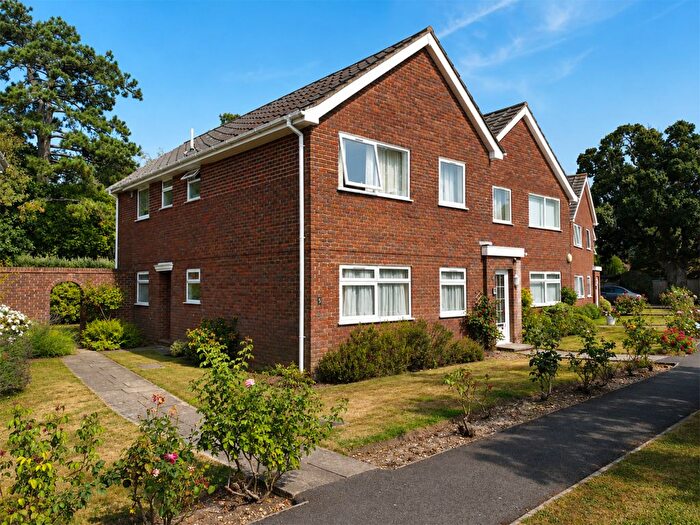 3 Bedroom Flat For Sale In Mariners Court, Broad Lane, Lymington, Hampshire, SO41
