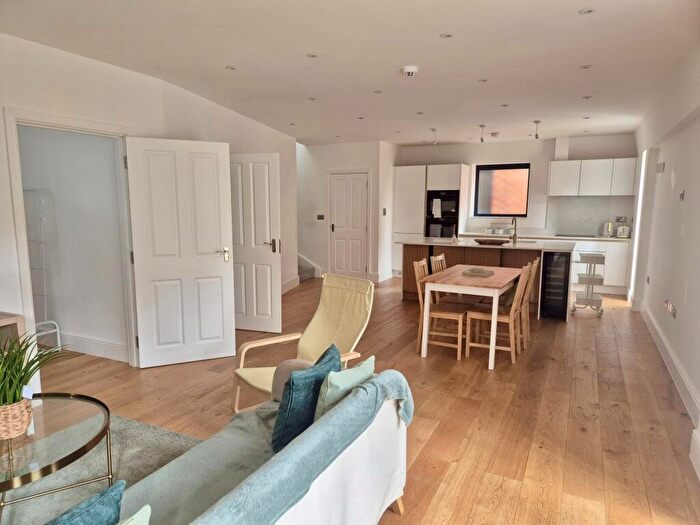 3 Bedroom Bungalow To Rent In The Drive, CR5