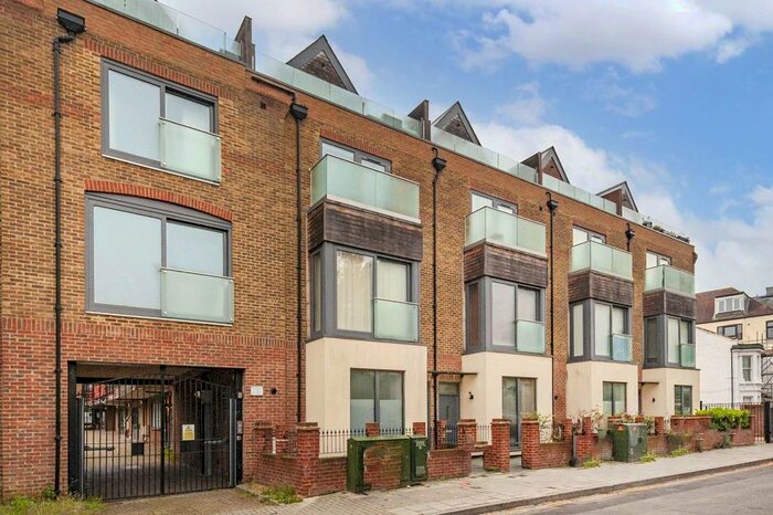 2 Bedroom Flat To Rent In Josephine Avenue, London, SW2