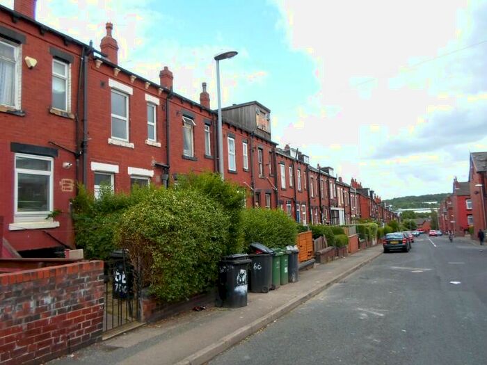 2 Bedroom Flat To Rent In Harlech Road, Leeds, West Yorkshire, LS11