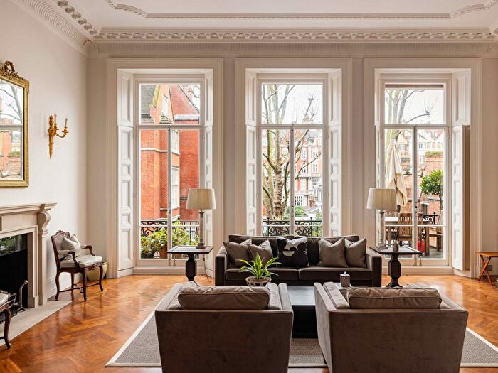 3 Bedroom Flat To Rent In Cadogan Square, London, SW1X