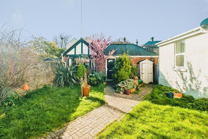1 Bedroom Detached Bungalow For Sale In Tennyson Road, Worthing, BN11