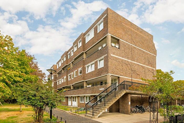 2 Bedroom Flat For Sale In Justin Close, Brentford, TW8