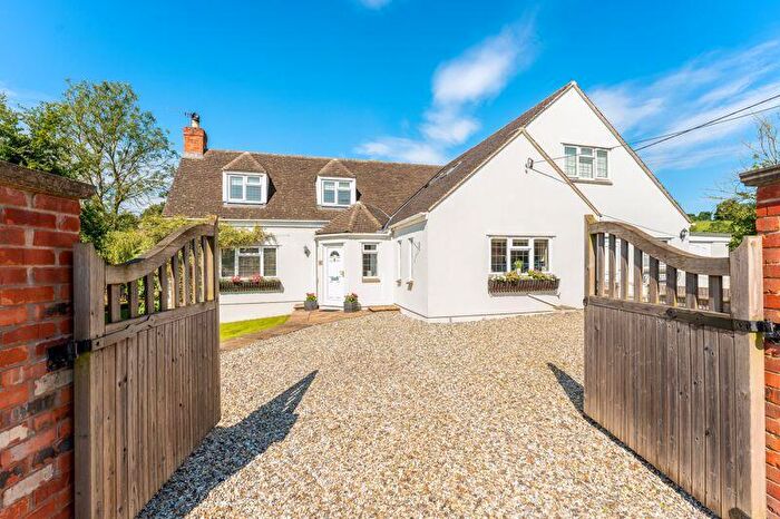 5 Bedroom Detached House For Sale In The Pound, Bloxham, OX15