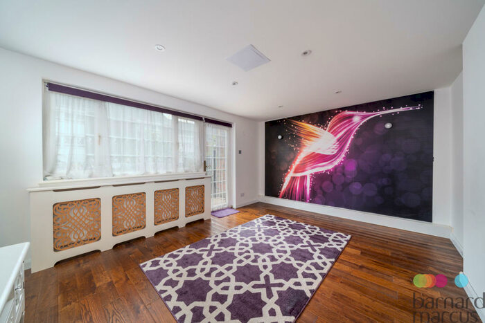 3 Bedroom House To Rent In Laurel View, London, N12