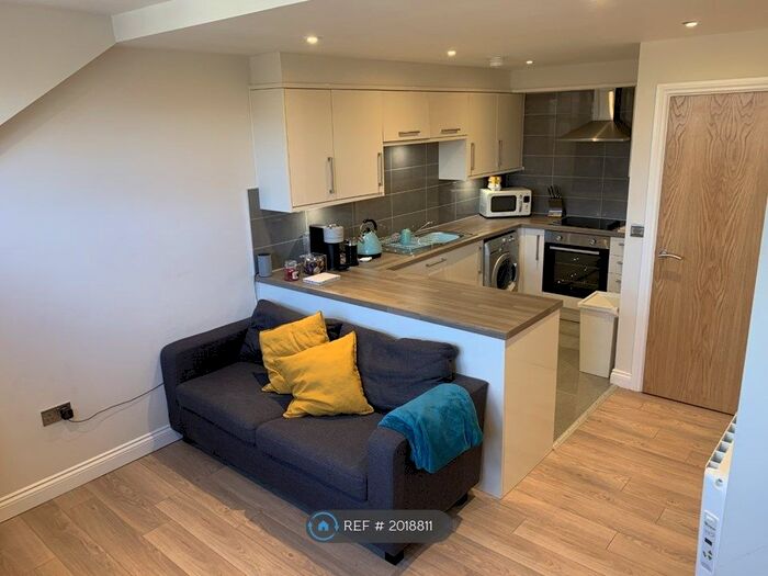 2 Bedroom Flat To Rent In Headingley Lane, Leeds, LS6