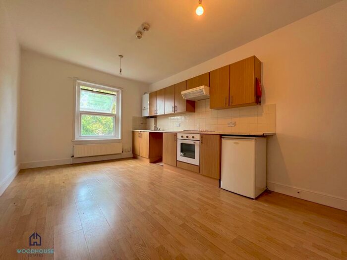 Studio To Rent In Woodland Road, London, N11