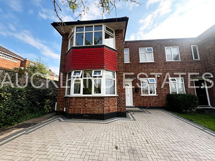 2 Bedroom Maisonette To Rent In Lynton Crest, Potters Bar, EN6