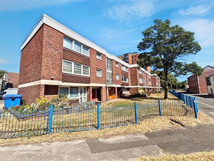 2 Bedroom Flat For Sale In East Street, Poole, BH15