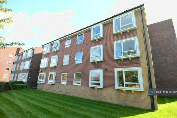 2 Bedroom Flat To Rent In Stephenson Court, Cheam, Sutton, SM2