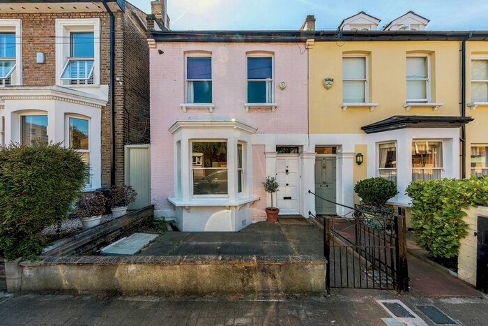 3 Bedroom Flat To Rent In Temperley Road, Balham, London, SW12