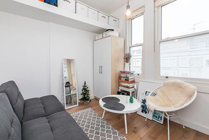 Studio To Rent In Warwick Road, London, SW5