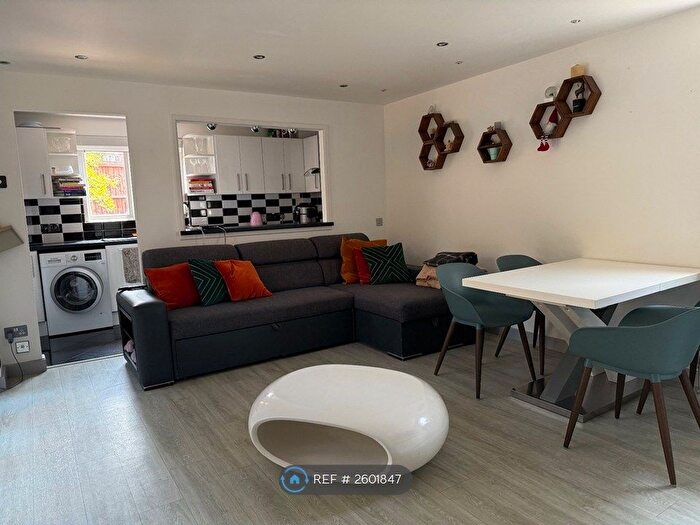 2 Bedroom Flat To Rent In Major Close, London, SW9