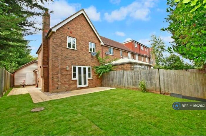 3 Bedroom Semi-Detached House To Rent In Mannock Mews, London, E18