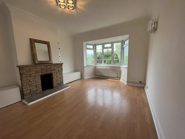 3 Bedroom Flat To Rent In Featherstone Court, Bunns Lane, Mill Hill, NW7