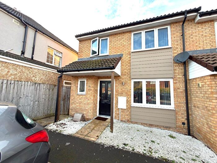 3 Bedroom End Of Terrace House For Sale In Arundel Road, Luton, Bedfordshire, LU4