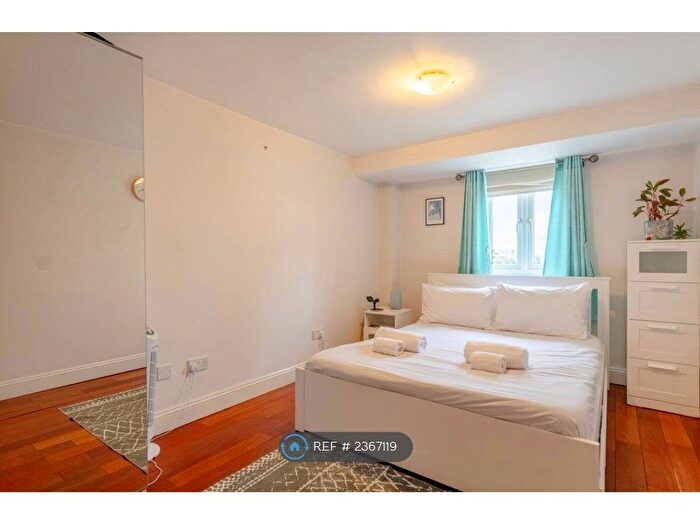 2 Bedroom Flat To Rent In Calder Court, London, SE16