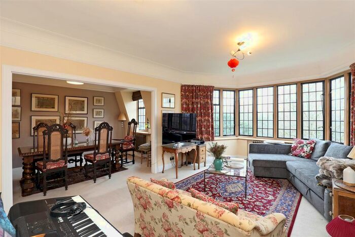 3 Bedroom Flat To Rent In Manor Fields, London, SW15