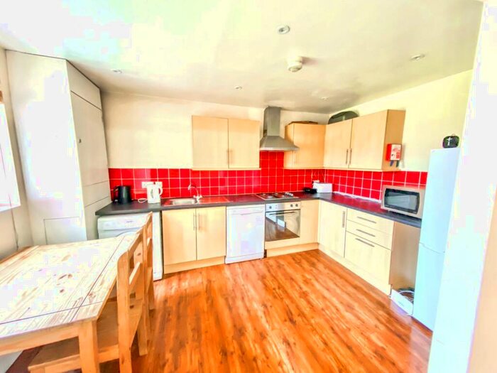 3 Bedroom Flat To Rent In Kelso Heights, Hyde Park, Leeds, LS6
