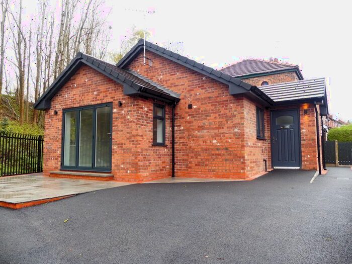 2 Bedroom Detached Bungalow To Rent In Block Lane, Chadderton, Oldham, OL9