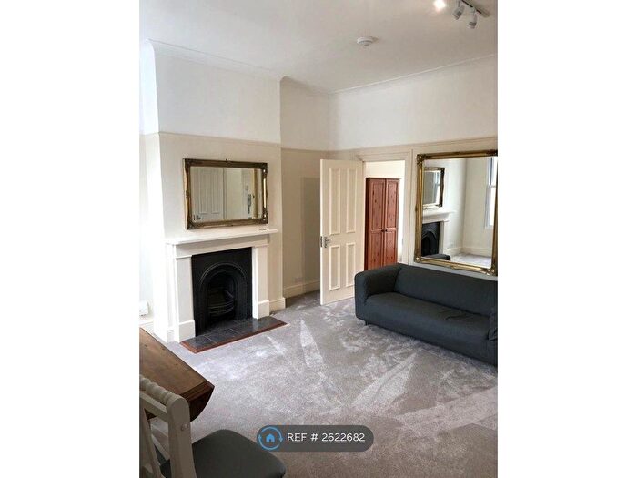2 Bedroom Flat To Rent In Merton Road, London, SW18