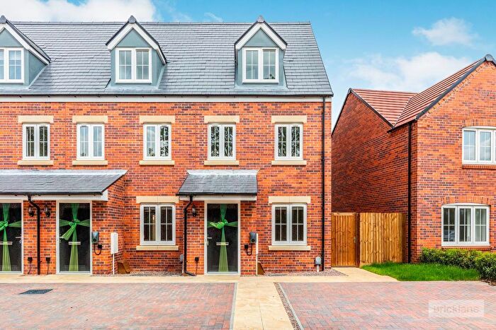 3 Bedroom Town House To Rent In Woodpecker Drive, Rothwell, Northants, NN14