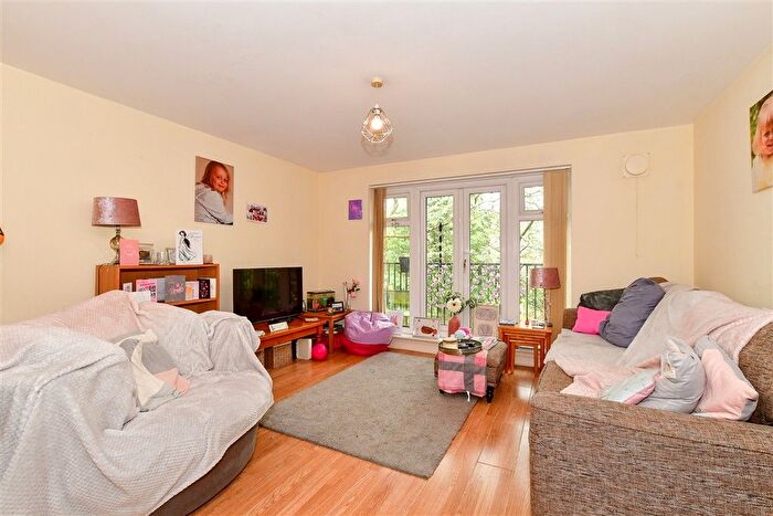 2 Bedroom Flat For Sale In Woodfield Road, Crawley, West Sussex, RH10