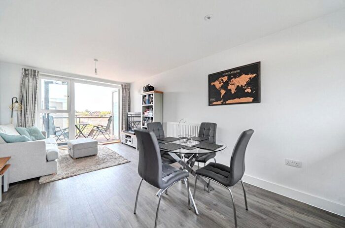 1 Bedroom Flat For Sale In Aspect Place, Mole Road, Hersham, Walton On Thames, KT12