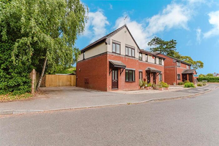 3 Bedroom End Of Terrace House For Sale In Chepstow Close, Stratford-Upon-Avon, CV37