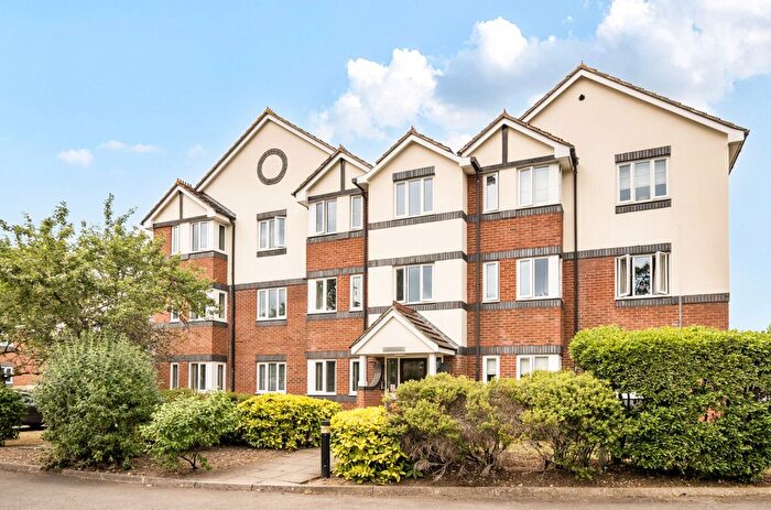 2 Bedroom Flat For Sale In Walton On Thames, Surrey, KT12