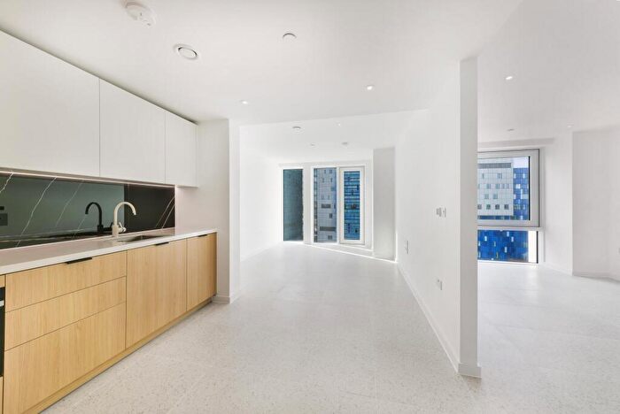 Apartment To Rent In Bouchon Point, The Silk District, E1