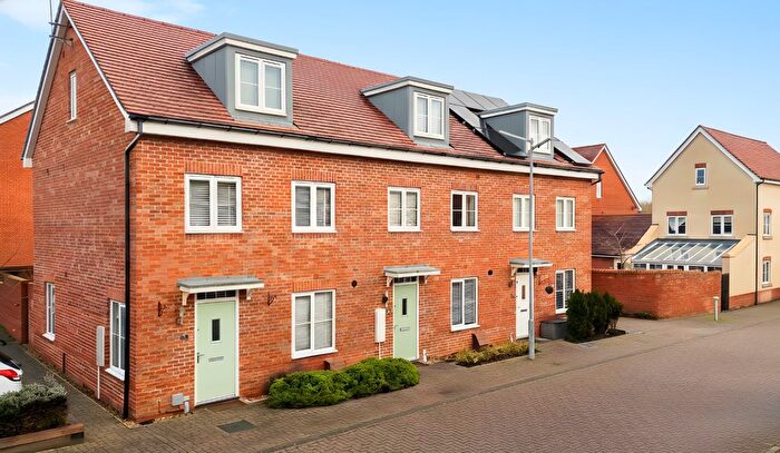 3 Bedroom Town House For Sale In Buttercup Lane, Woodley, Reading, RG5