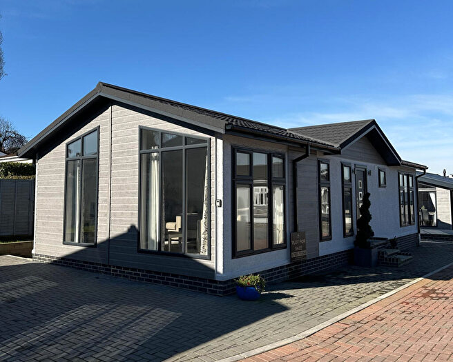 2 Bedroom Park Home For Sale In Cheltenham, Gloucestershire, GL50