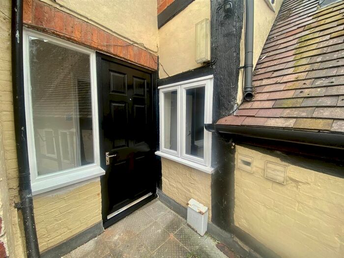 1 Bedroom Flat To Rent In Court Lane, Newent, GL18