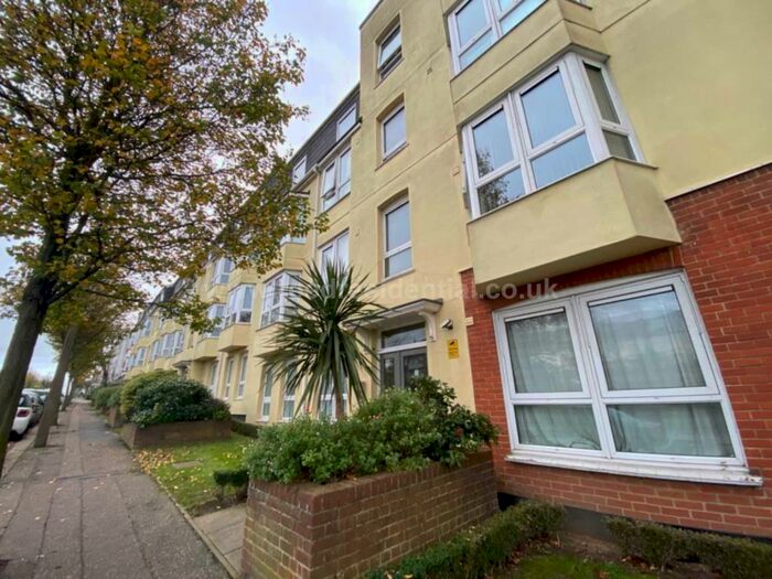 2 Bedroom Flat To Rent In Station Road, Westcliff On Sea, SS0