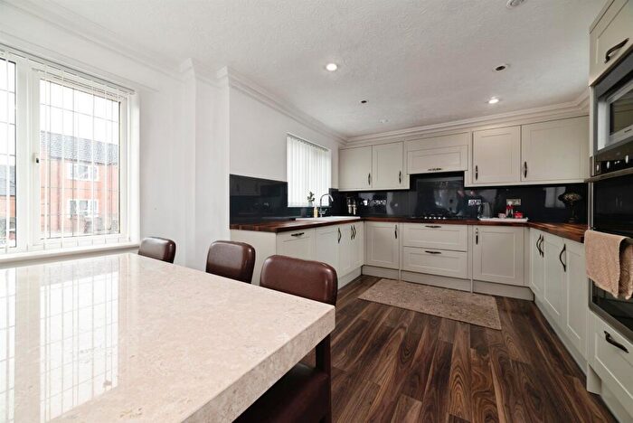 4 Bedroom Detached House For Sale In Summergroves Way, Hull, HU4