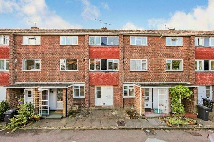 3 Bedroom Flat To Rent In South Terrace, KT6