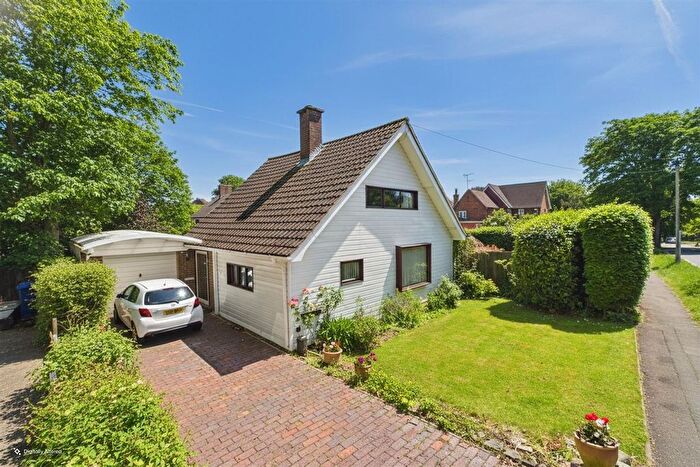 3 Bedroom Detached House For Sale In Chestnut Avenue, Chichester, PO19