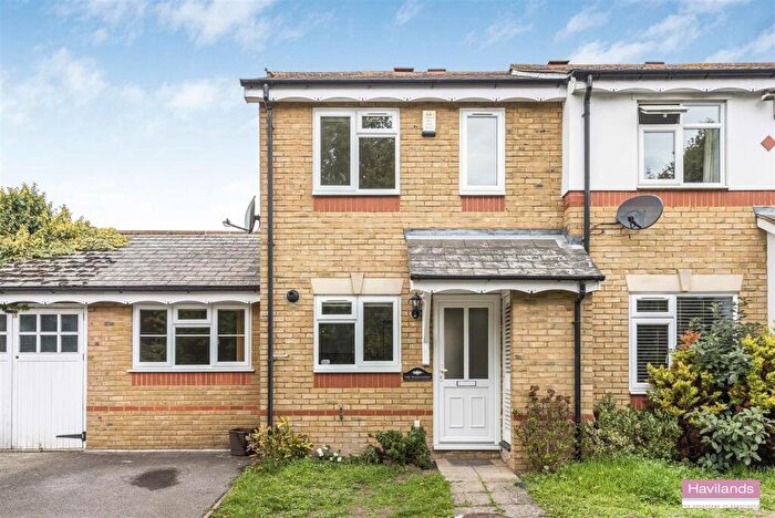 3 Bedroom Semi-Detached House For Sale In Hanbury Drive, Winchmore Hill, N21