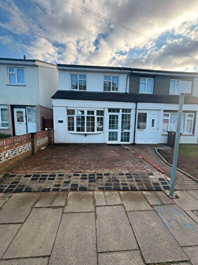 3 Bedroom Semi Detached House To Rent In Hockwell Ring, Luton, LU4
