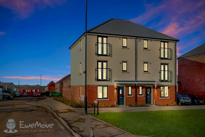 4 Bedroom Semi-Detached House To Rent In Cole Park, Coate, Swindon, SN3