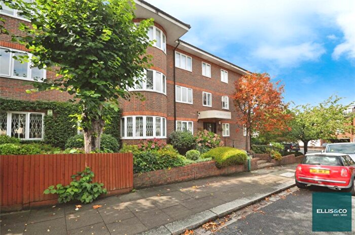 3 Bedroom Apartment For Sale In Hendon Lane, Finchley, N3