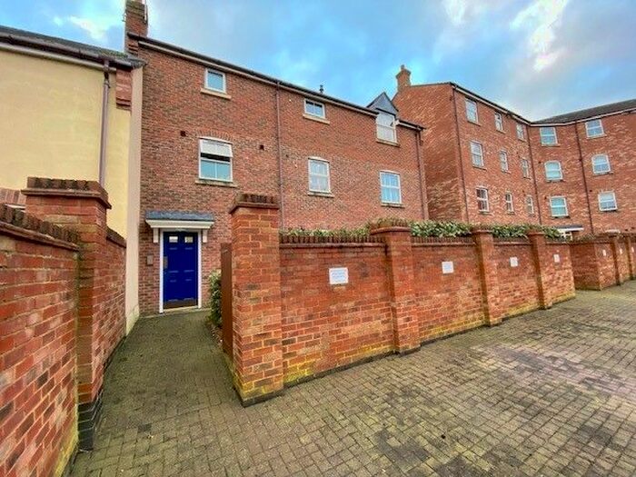 2 Bedroom Flat To Rent In Crowell Mews, Fairford Leys, Aylesbury, HP19