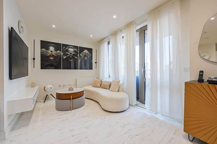 2 Bedroom Flat To Rent In Flour Millers House, , Canary Wharf, London, E14