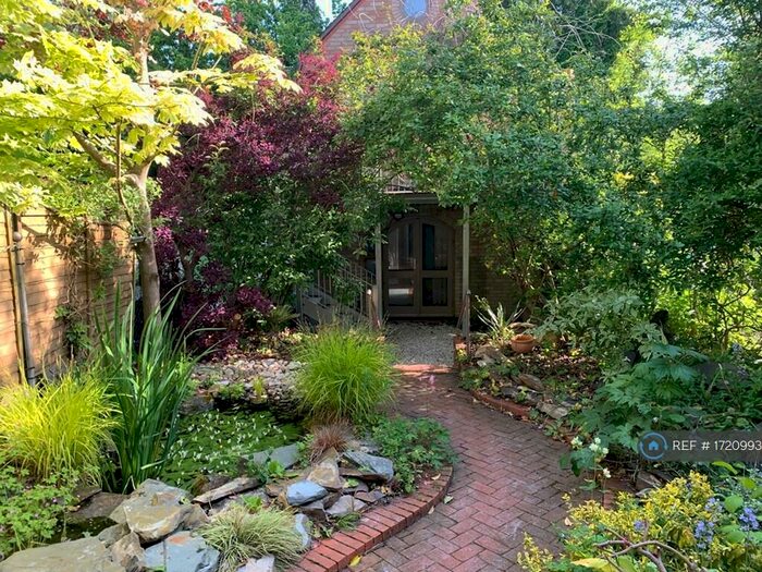 2 Bedroom Flat To Rent In High Street, Berkhamsted, HP4