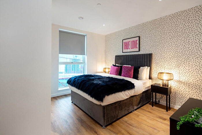 3 Bedroom Flat To Rent In Fizzy Ea A - Silvertown Way, London, E16