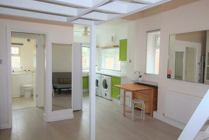 Studio To Rent In Kidderminster Road, Croydon, CR0